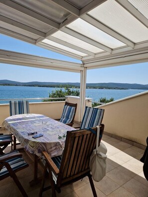 Outdoor dining - Seaside apartment Mirna (Turanj)