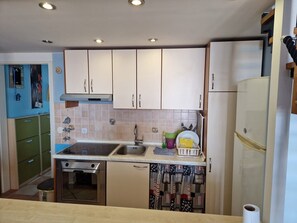 Fridge, oven, stovetop, coffee/tea maker - Seaside apartment Mirna (Turanj)