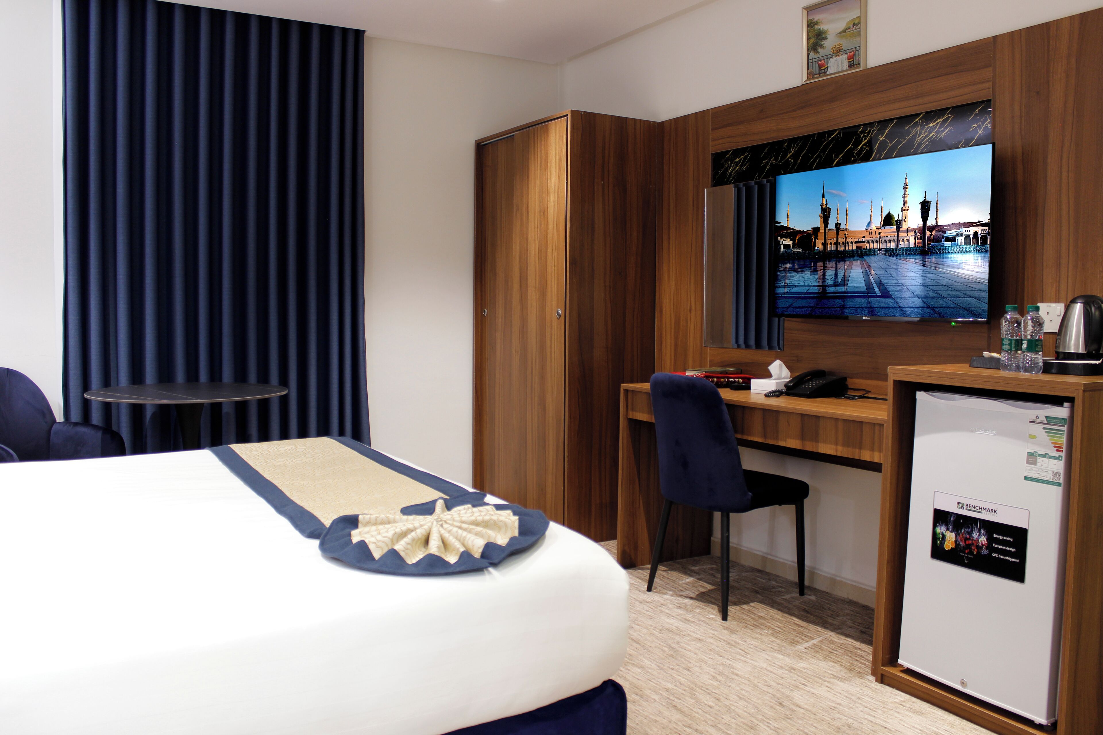 高級套房 | 客房內保險箱、書桌、筆電工作空間、隔音