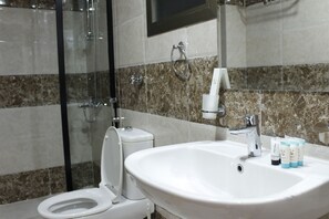 Shower, free toiletries, hair dryer, slippers - Abraj Almarzam Hotel (Madinah)
