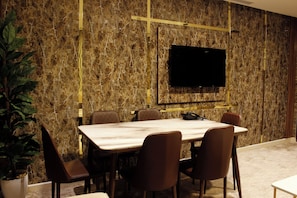 Suite superior | Sala d'estar | Televisor intel·ligent de 39 polzades amb canals per cable
