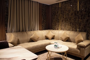 Suite | Living room | 39-inch Smart TV with cable channels - Abraj Almarzam Hotel (Madinah)