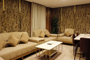 Suite superior | Sala de estar | Smart TV de 39 pulgadas con canales por cable
