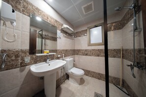 Chuveiro, produtos de toalete grátis, secador de cabelo, chinelos
