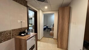Kamar Quadruple Deluks | Brankas, meja kerja, ruang kerja ramah laptop, dan kedap suara