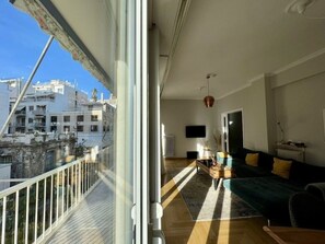 Smart TV, books - Spacious 2 Bedrooms Apartment With Acropolis View In Center of Athens (Athina)