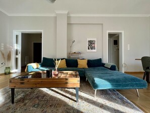 Smart TV, books - Spacious 2 Bedrooms Apartment With Acropolis View In Center of Athens (Athina)