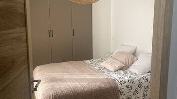 3 chambres, fer et planche à repasser, Wi-Fi, draps fournis