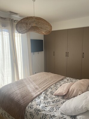 3 bedrooms, iron/ironing board, WiFi, bed sheets