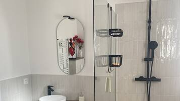 Douche, sèche-cheveux, serviettes fournies, savon