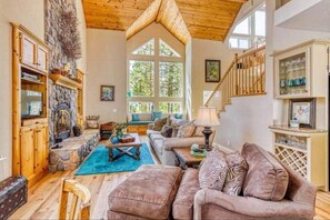 Living area - Luxurious cabin 3 BR with loft.
(Shaver Lake)