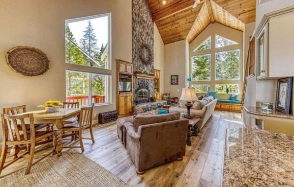 Living area - Luxurious cabin 3 BR with loft.
(Shaver Lake)