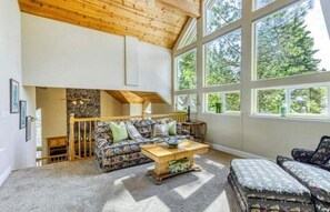 Living area - Luxurious cabin 3 BR with loft.
(Shaver Lake)