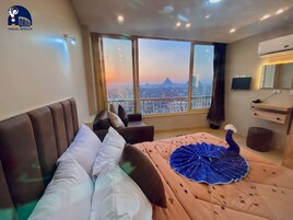 Queen Room With Pyramids View | In-room safe, individually decorated, individually furnished