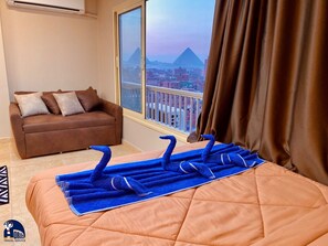 Family Room With Pyramids View | Safe på rommet, individuelt dekorert og individuelt innredet