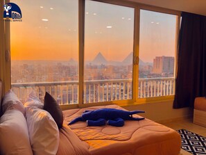 Junior Family Room With Pyramids View | 山景