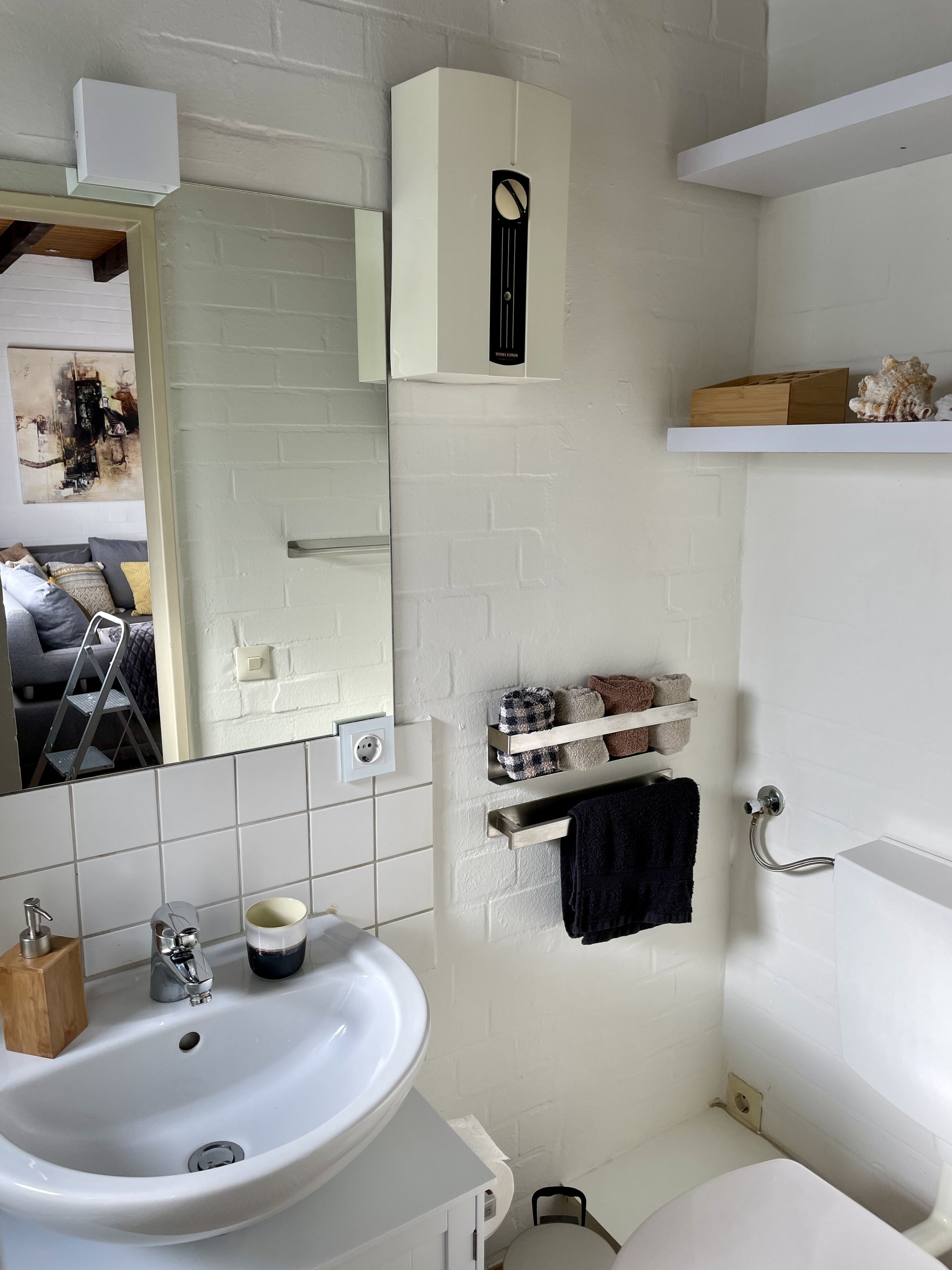 مجففات شعر، مناشف، صابون، ورق حمّام