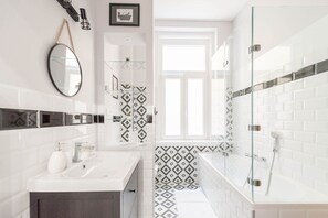 Design Studio Suite | Bathroom | Bathtub, hair dryer, towels