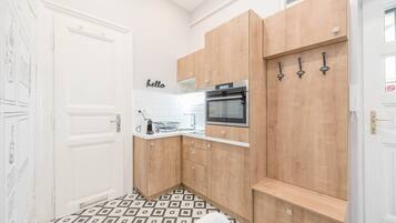 Design Studio Suite | Private kitchen | Mini-fridge, microwave, oven, stovetop
