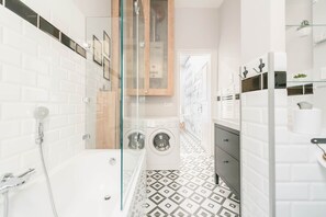Design Studio Suite | Bathroom | Bathtub, hair dryer, towels - Venus Apartments - Market Hall (Budapest)