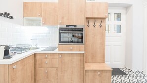 Studiosuite – design | Eget kjøkken | Espressomaskin, kaffetrakter/tekoker, minikjøleskap og mikrobølgeovn