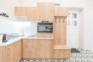 Design Studio Suite | Private kitchen | Mini-fridge, microwave, oven, stovetop - Venus Apartments - Market Hall (Budapest)