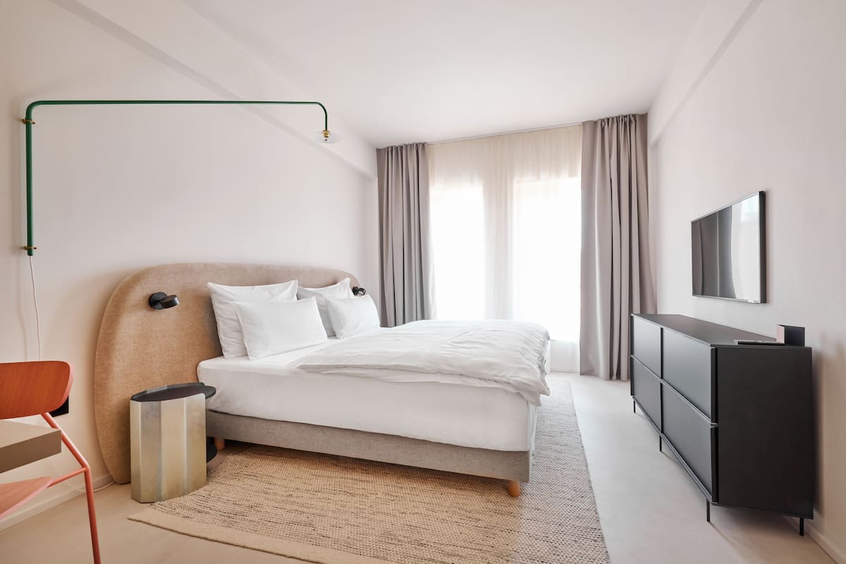Chambre supérieure double ou avec lits jumeaux | Coffre-fort, bureau, espace de travail pour ordinateurs portables