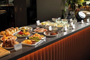 Free daily cooked-to-order breakfast 