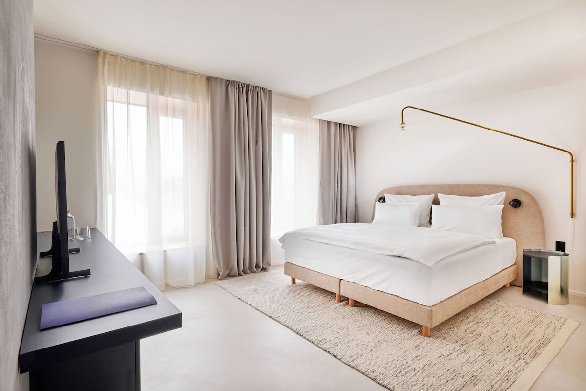 Chambre triple supérieure | Coffre-fort, bureau, espace de travail pour ordinateurs portables