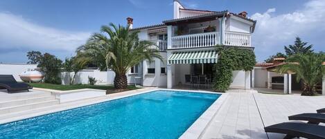 Et oppvarmet basseng