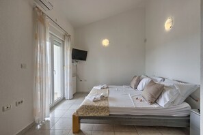 5 bedrooms, iron/ironing board, WiFi, bed sheets