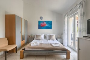 5 bedrooms, iron/ironing board, WiFi, bed sheets