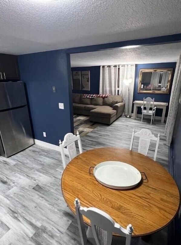 Smart TV - Entire lower level just off Interstate, free breakfast, 1,100 Sq Ft (Fargo)