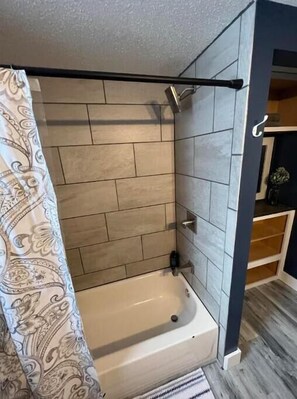 Serviettes fournies, savon, shampooing, papier de toilette