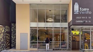 A modern building with large glass windows and a sign reading "Torre Ventto."