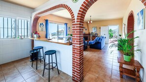 Un amplio salón con cocina, comedor y balcón.