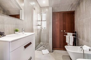 Regadera, bidet, toallas 