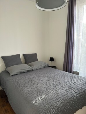 2 bedrooms, iron/ironing board, free WiFi, bed sheets - Comfortable apartment, Paris 17 minutes away and train station 2 minutes away  (Sarcelles)