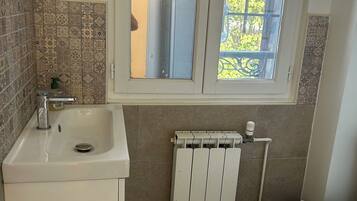 SĂšche-cheveux, serviettes fournies, savon, papier toilette