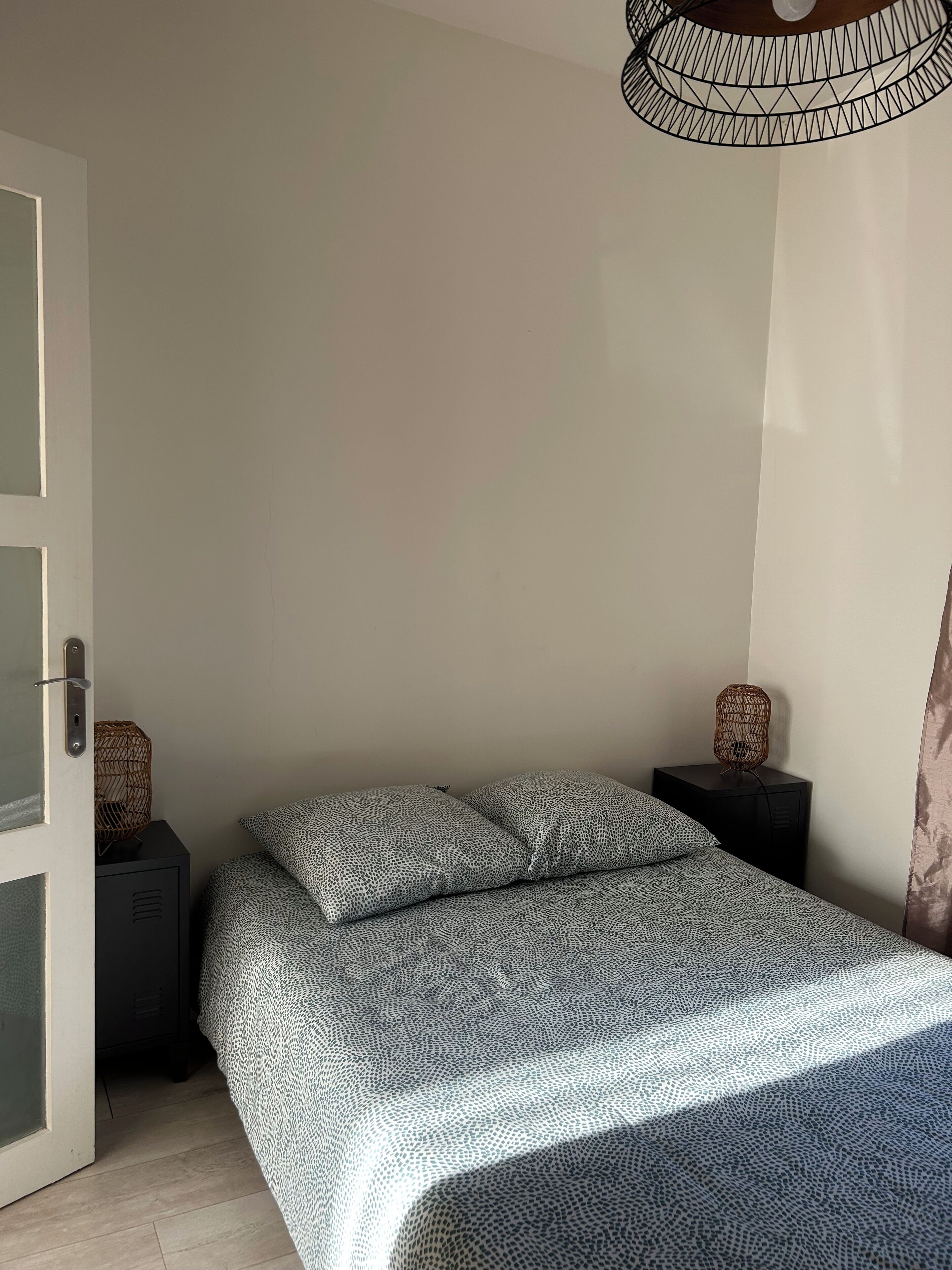 Fer et planche à repasser, Wi-Fi gratuit, draps fournis