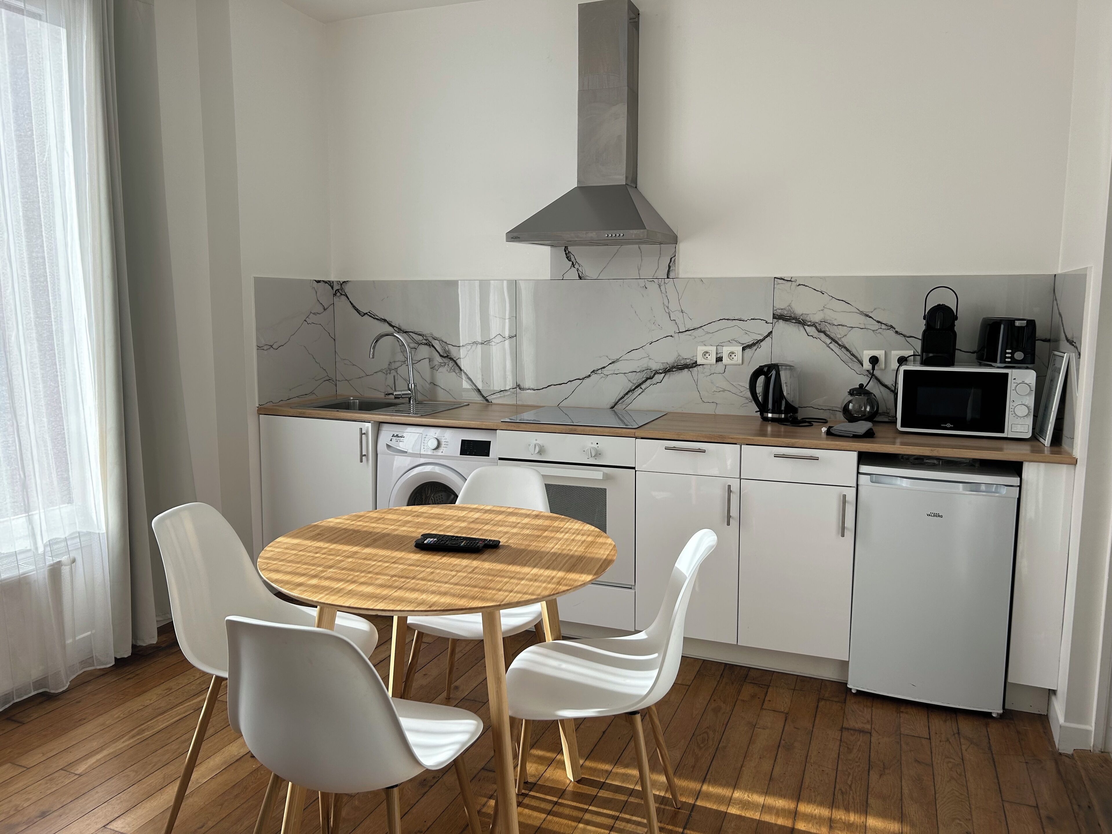 Réfrigérateur, micro-ondes, four, plaque de cuisson