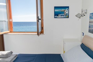 2 bedrooms, iron/ironing board, travel cot, free WiFi - Beach House AcquaMarina (Letojanni)