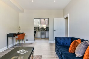 TV - Stunning two bedroom apartment in Holborn! (London)