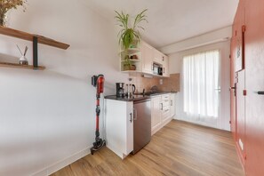 Fridge, microwave, oven, coffee/tea maker