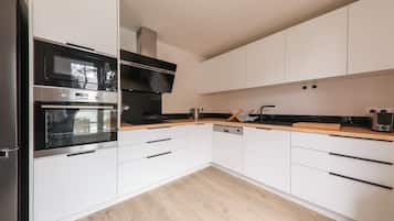 Een koelkast, een microgolfoven, een oven, een vaatwasser