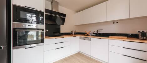 Frigorífico, microondas, horno y lavavajillas