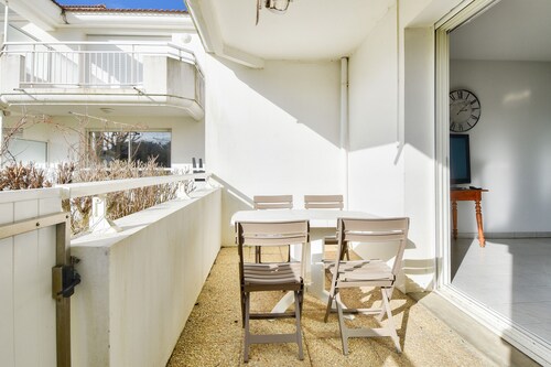 Between beach and port: Apartment for 4