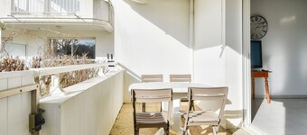 Between beach and port: Apartment for 4