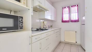 Réfrigérateur, micro-ondes, four, cafetiÚre/bouilloire