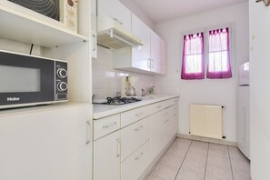 Kühlschrank, Mikrowelle, Ofen, Wasserkocher mit Kaffee-/Teezubehör